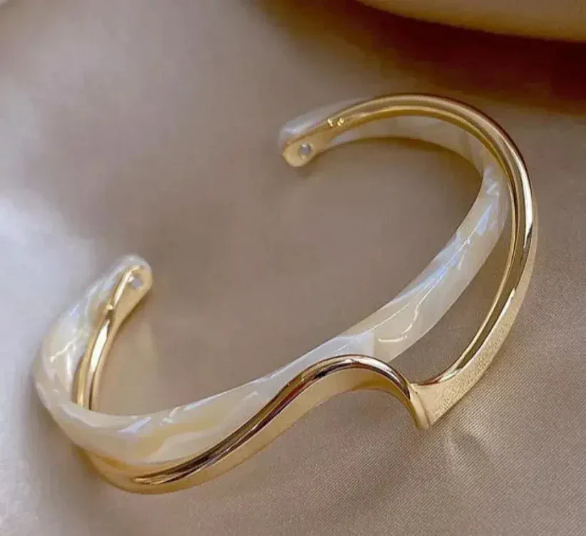 1+1 Offer: White opal elegant golden bracelet + Elegant black pearl earrings - Image 3