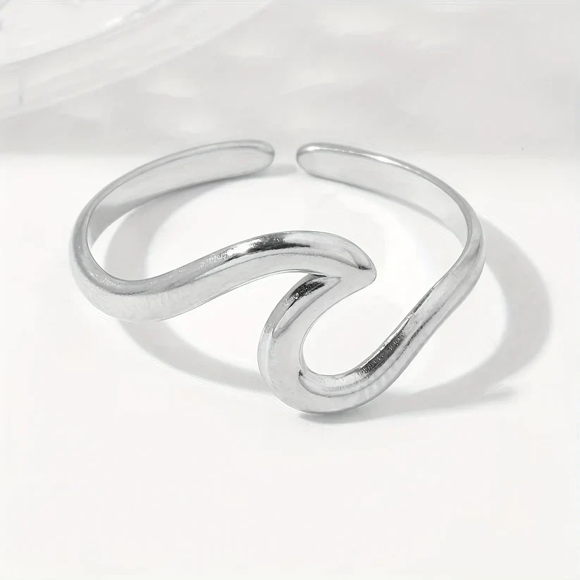 Adjustable Ring with Wave Design in Gold - Image 2