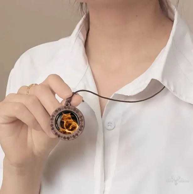 Cat necklace with adjustable leather strap - Image 3