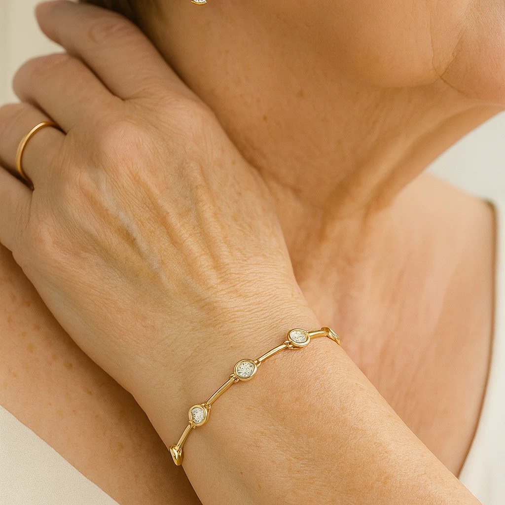 Elegant bracelet with zirconias in gold - Image 2