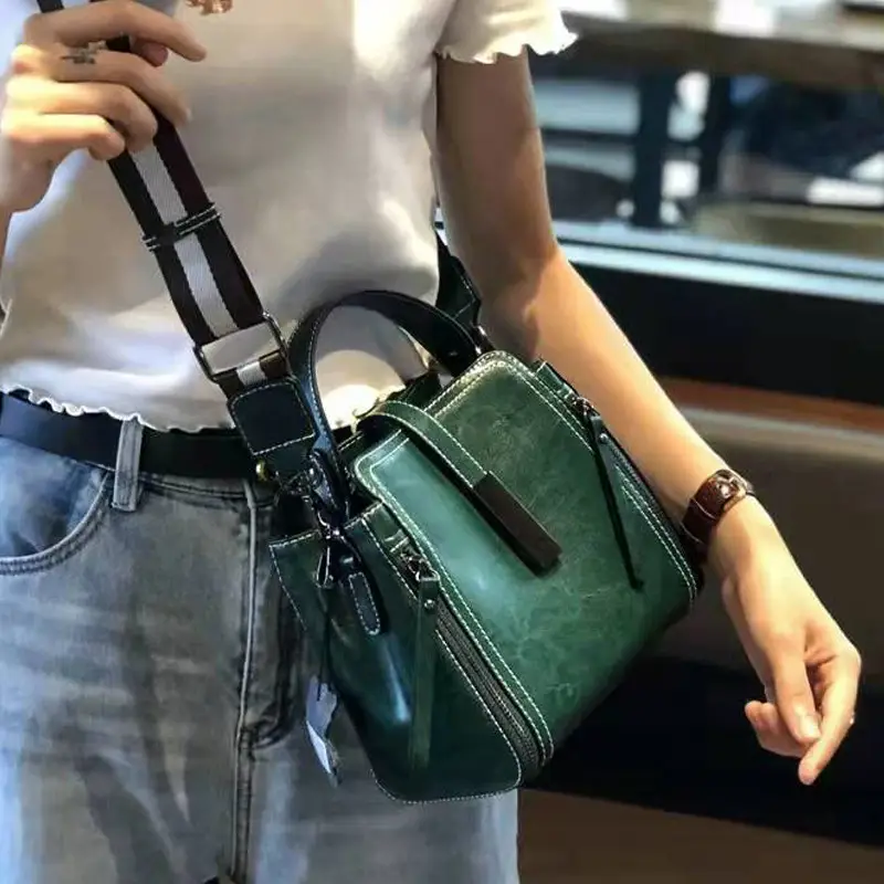 Elegant Leather Crossbody Bag - Image 4