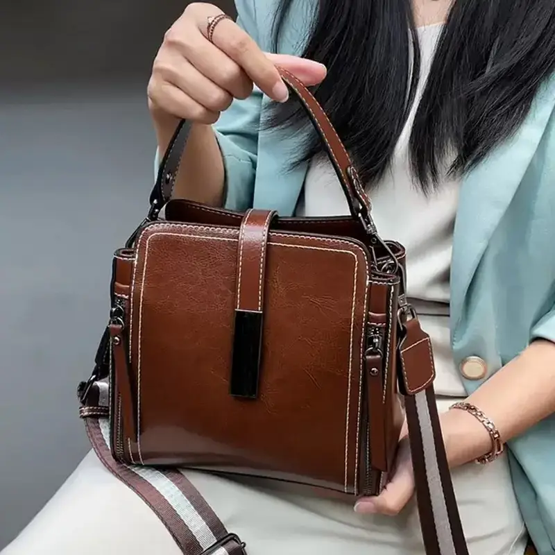 Elegant Leather Crossbody Bag - Image 5