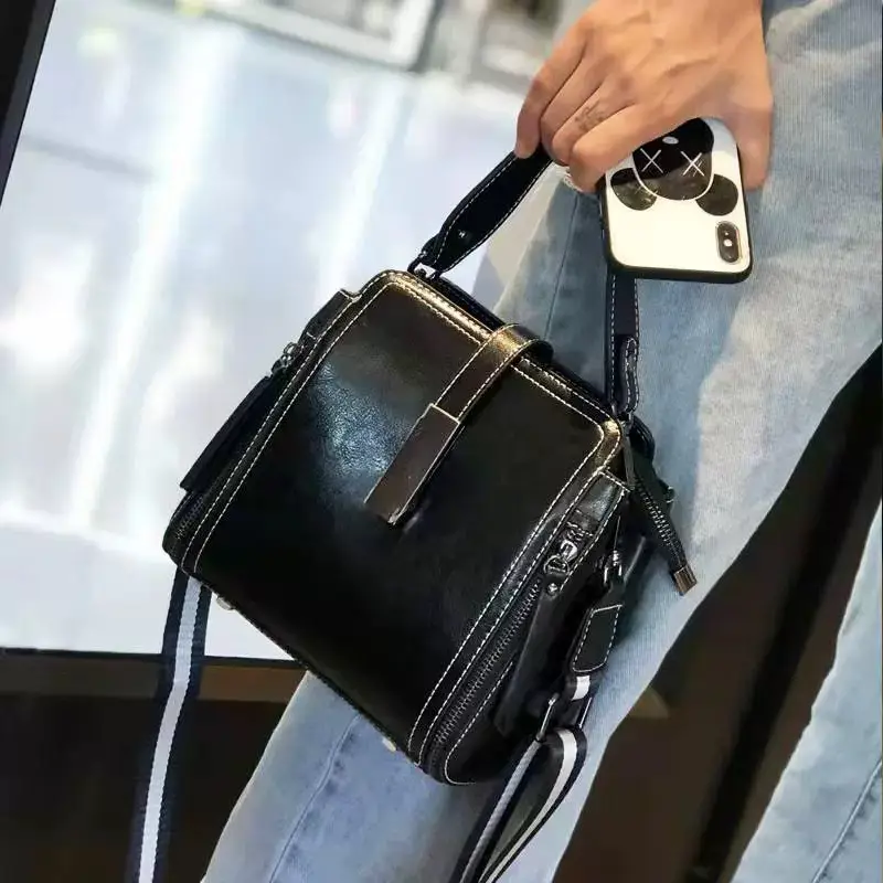 Elegant Leather Crossbody Bag - Image 7