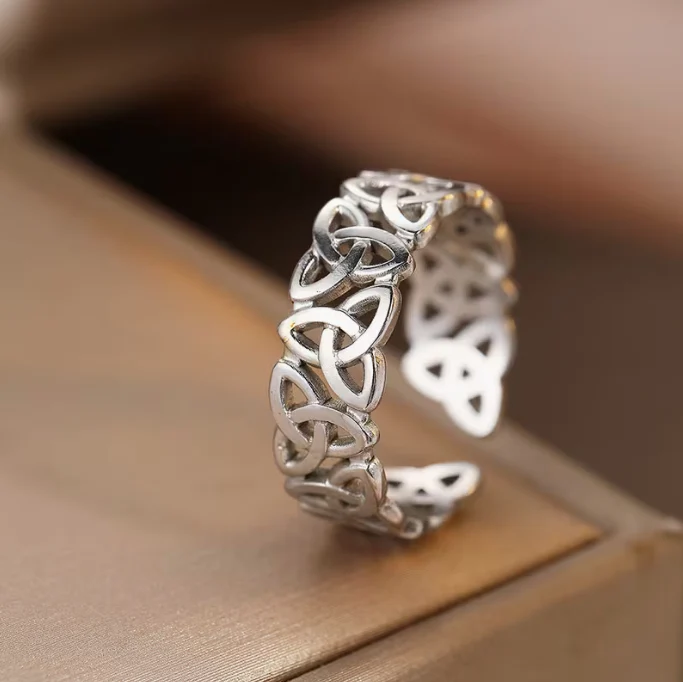 Heritage Knotwork Harmony Ring - Image 3