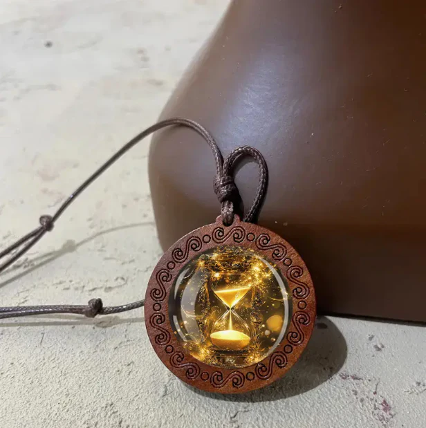 Hourglass necklace with more adjustable leather strap - Image 2