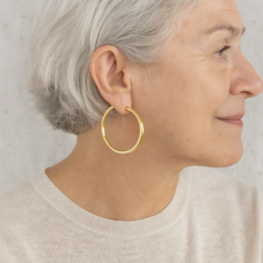 Large hoop earrings in gold - Image 2