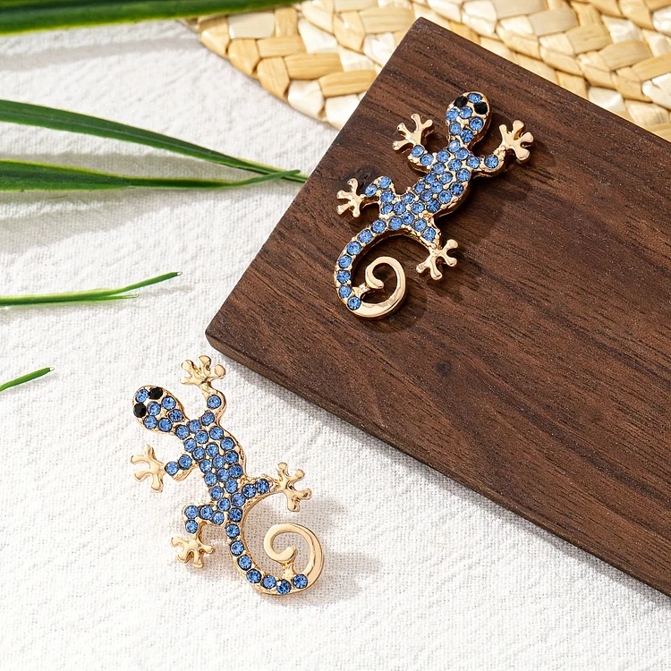 Vintage Elegant Lizard Stud Earrings - Image 3