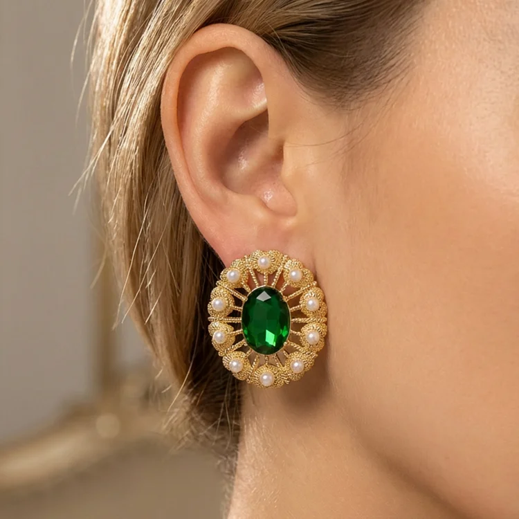 Vintage Emerald Green Gem Earrings - Image 3