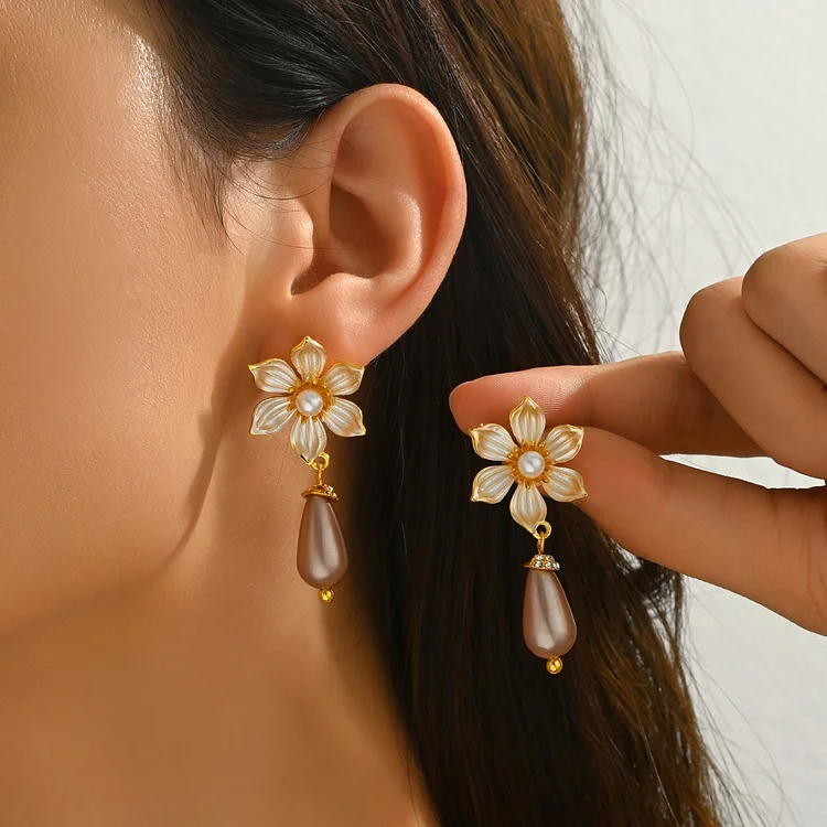 Vintage Flower Pearl Earrings - Image 3