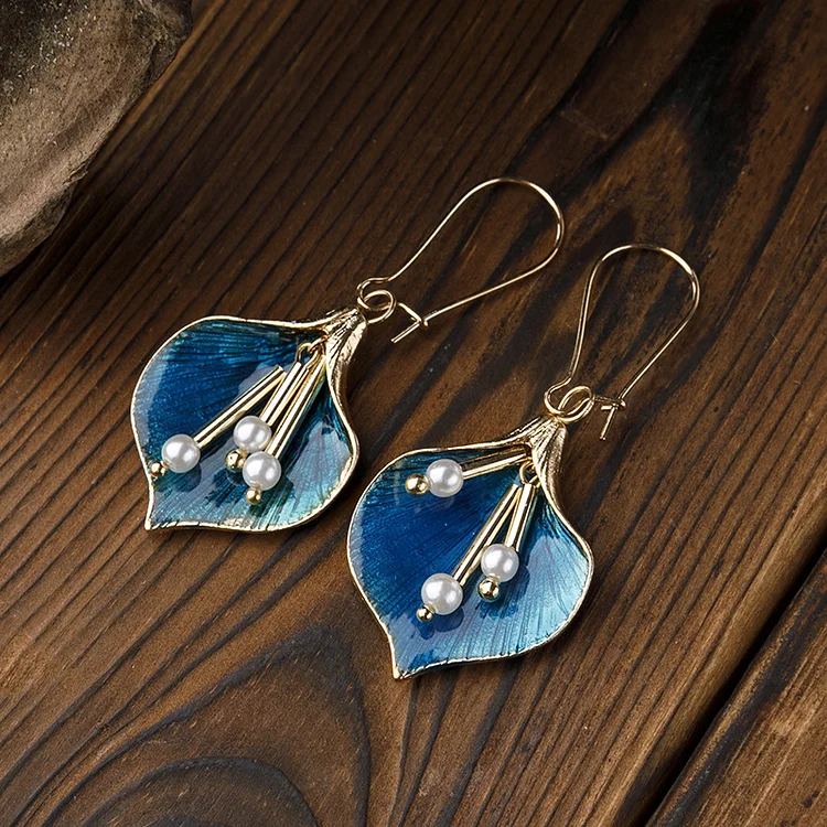 Vintage Flower Pearls Earrings - Image 2