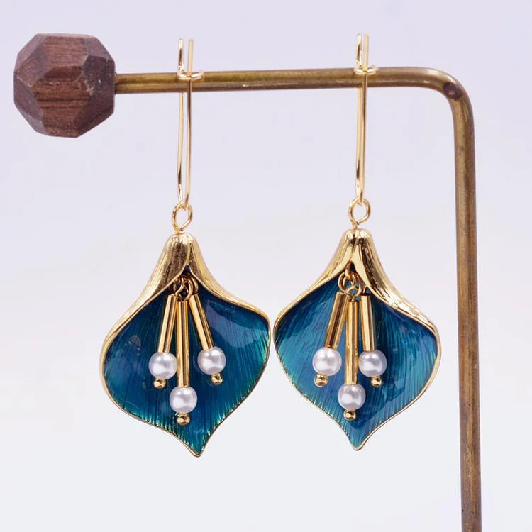 Vintage Flower Pearls Earrings - Image 3