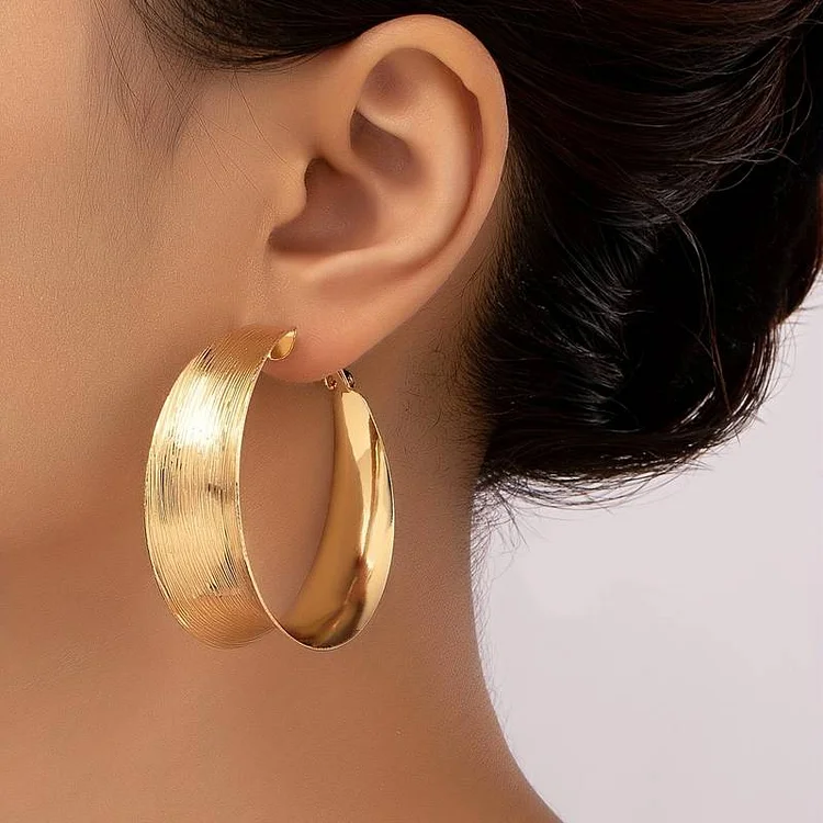 Vintage Golden Hollow Hoop Earrings - Image 3