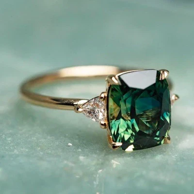 Vintage-Inspired Green Gemstone Gold Ring - Image 2