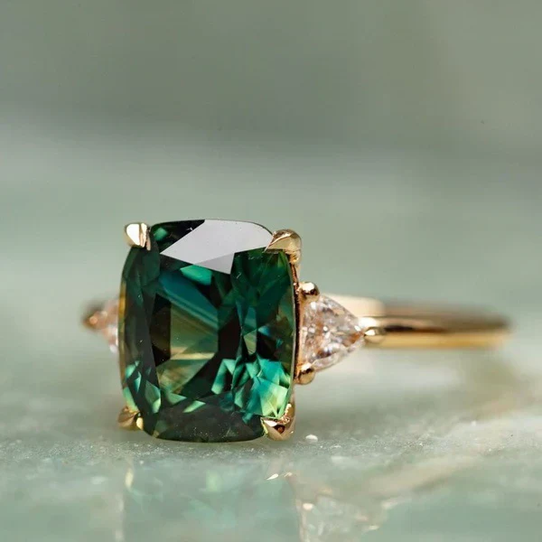 Vintage-Inspired Green Gemstone Gold Ring - Image 3