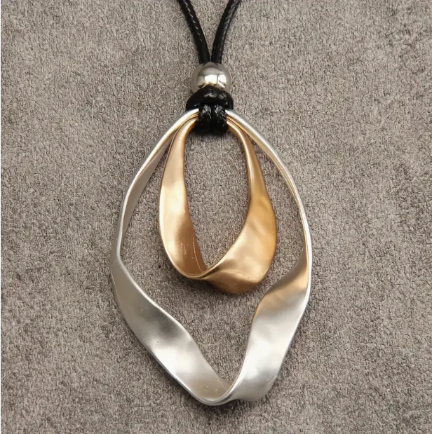 Vintage women's necklace with more adjustable leather strap - Image 3
